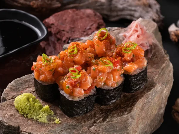 maki with salmon