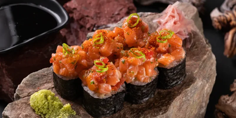 maki with salmon